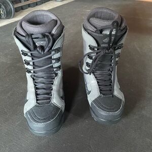 Men's Vans Gray and Black Snowboarding Boots